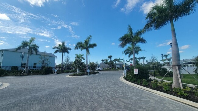 Photo - 569 Salisbury Cir