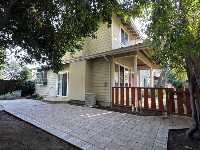 Building Photo - 686 Willowgate St