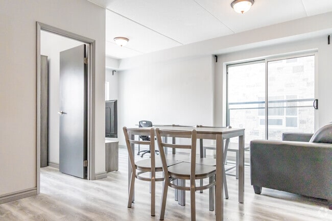 2BR, 2BA - 767SF - Living Room