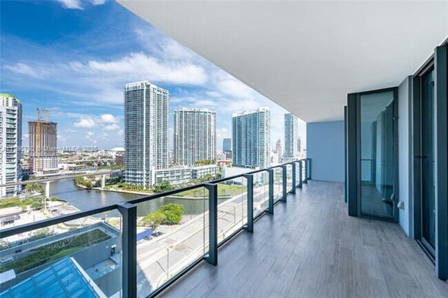 Photo - 68 SE 6th St Unidad 68 SE 6th St apt 1510