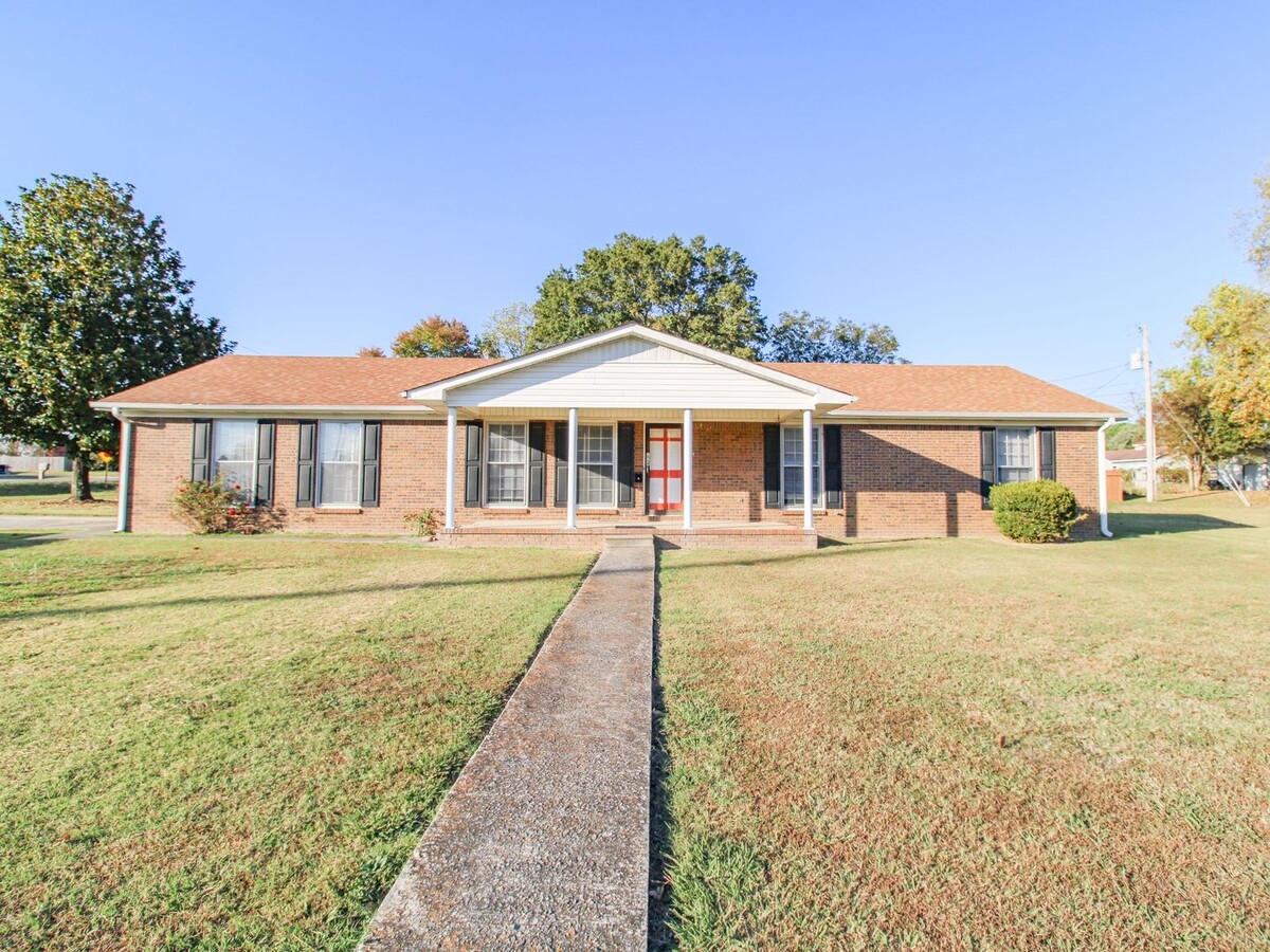 Well maintained brick home on a nice corne... - Well maintained brick home on a nice corne...