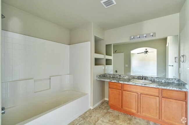 Building Photo - Beautiful end unit in gated Villa Mirage Rental