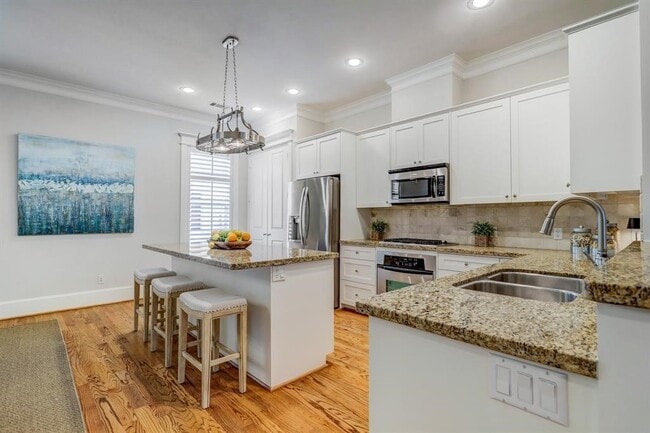 Building Photo - 916 Lawrence St