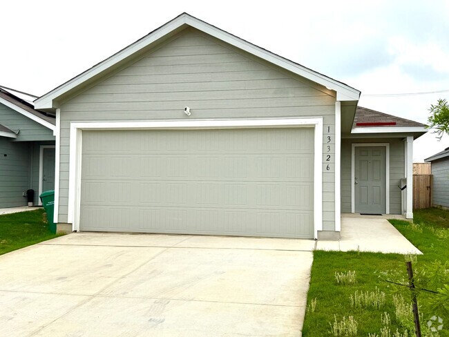 Building Photo - AVAILABLE NOW! 4 Bedroom / 2 Bath Home In ...