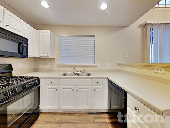 Photo - 102 W Oaks Pl