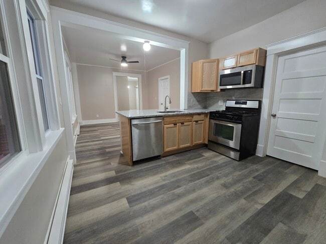 Building Photo - 1422 26th Ave N Unit 1