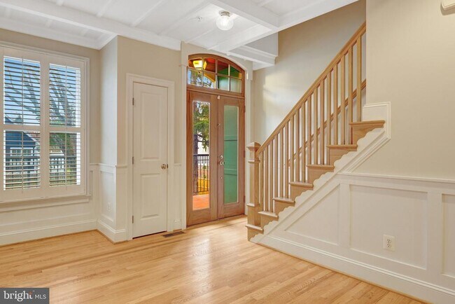 Photo - 229 Locust St SE