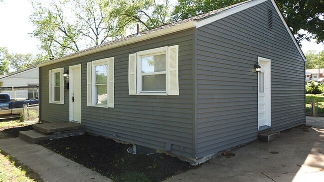 Photo - Cozy 2 bedrooms and 1 full bath home located on S Overton Ave in Independence, MO