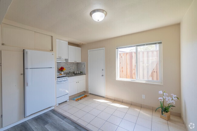 1BR, 1BA - 480 SF - Kitchen - Ashland Manor