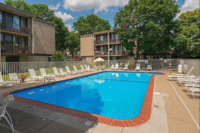 Photo - 1405 E 40th St Unit APT 6F