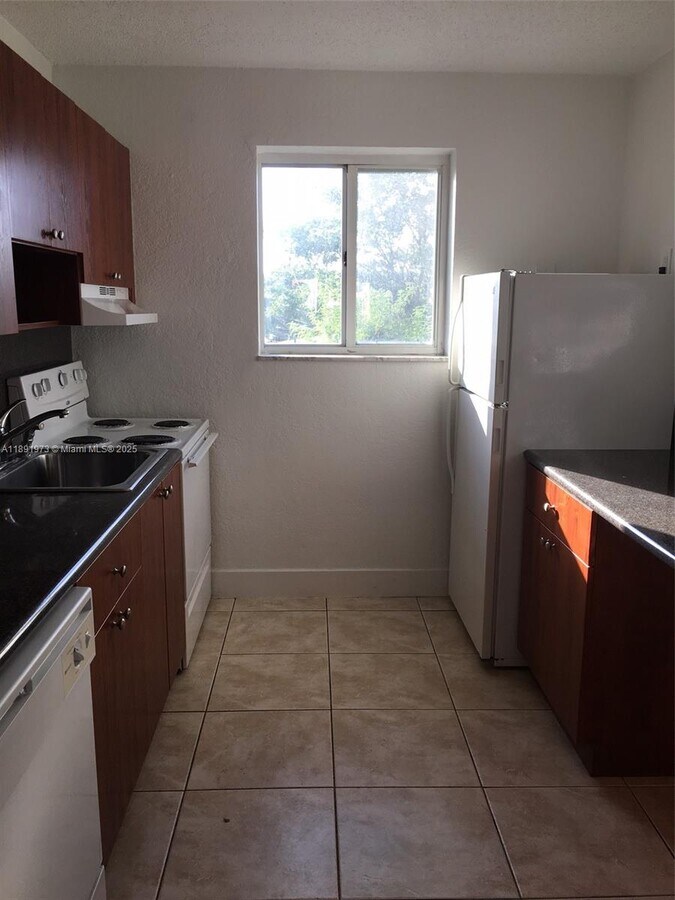 Photo - 458 SW 10th St Unidad 5