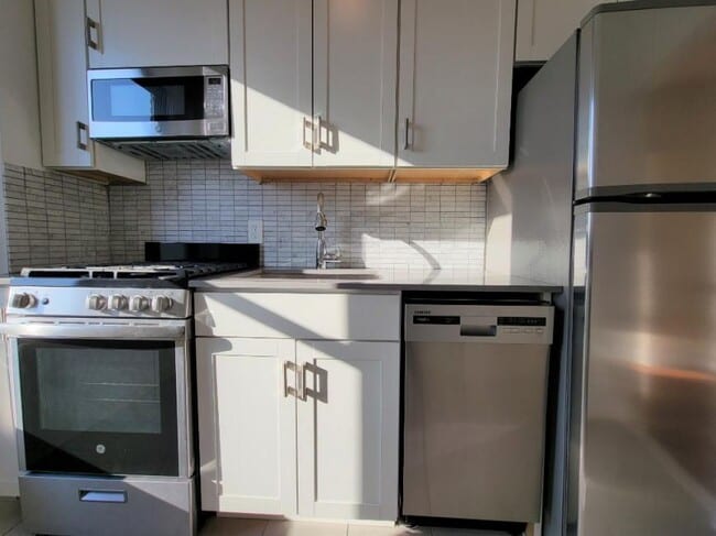 Building Photo - 1 bedroom in ASTORIA NY 11103 Unit 4G Rental