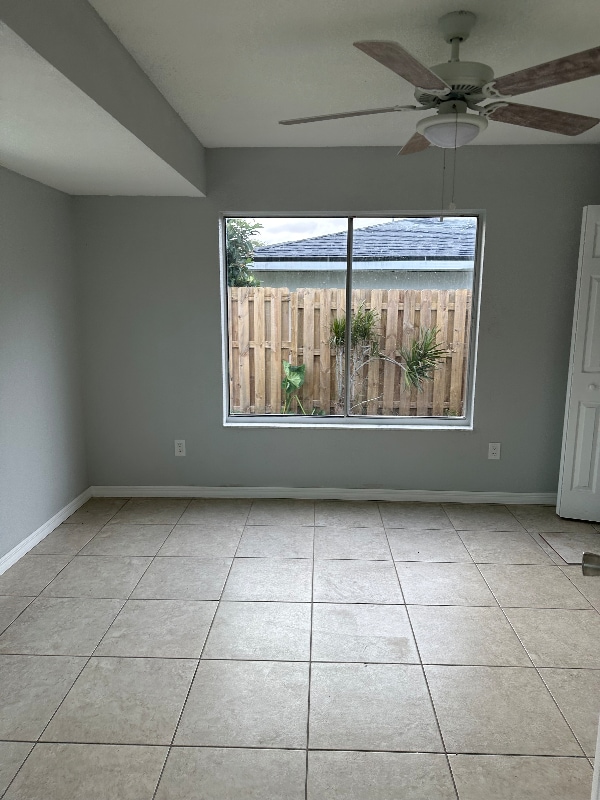 Photo - 1552 Baker St NE