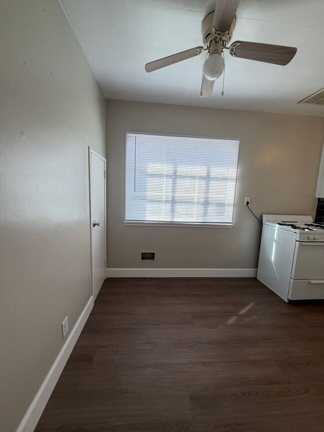 1060 E Tulare Ave
