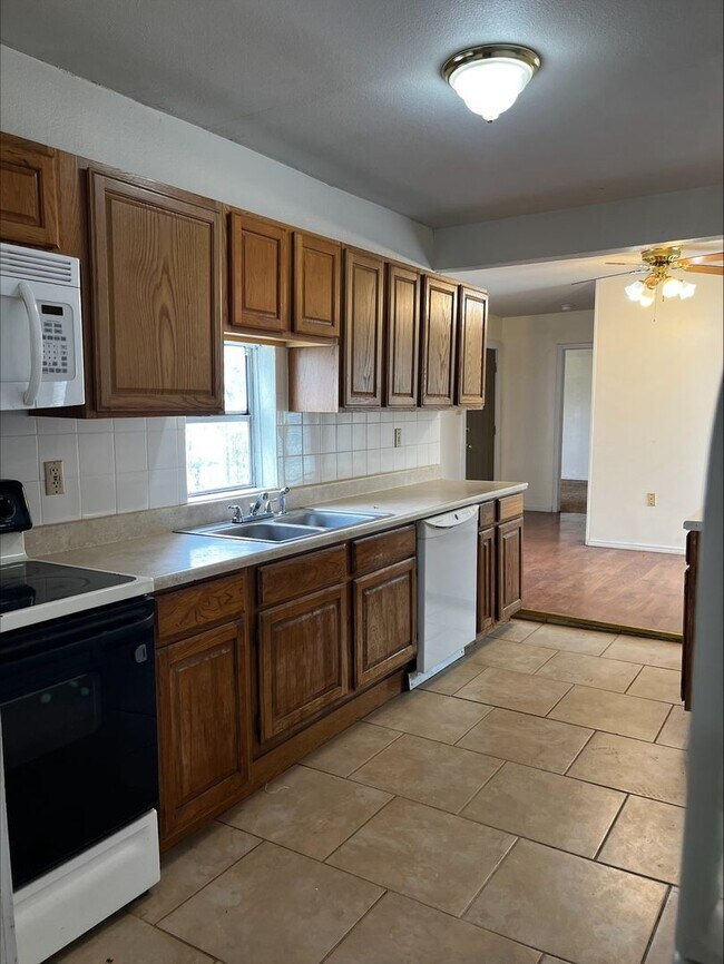 Photo - 5 Bedroom 3 bath Home Close to Downtown!