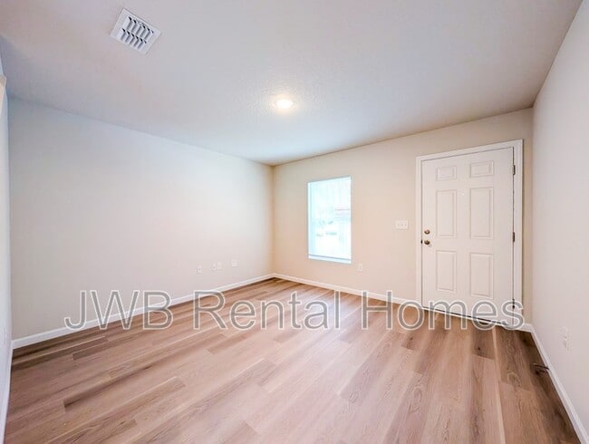 6052 Redpoll Ave