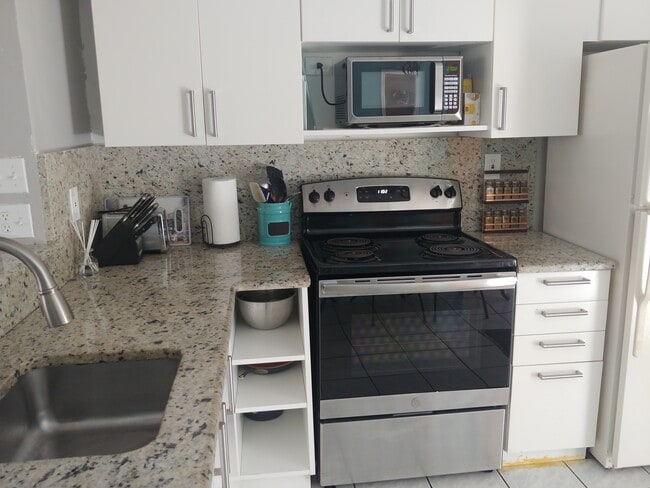 Building Photo - 120 NE 20th Ave Unit Two Bedroom Rental