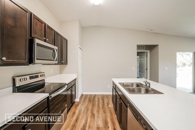 Photo - 208 Ravenswood Blvd