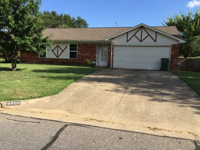 Building Photo - 4400 Willow Crest Dr