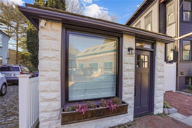 Photo - 6 1/2 Cross St