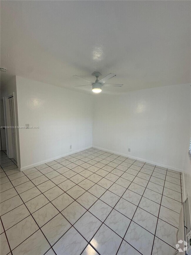 Building Photo - 325 NW 15th St Unit 1 Rental
