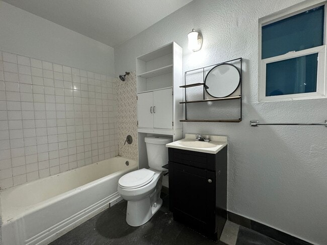 2110 1/2-2110 1/2 Linden Ave Unit 2110