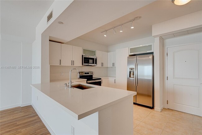 Building Photo - 7350 SW 89th St Unit 1505S