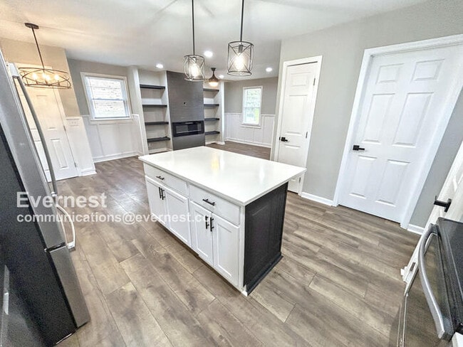 Photo - 600 Maclaurin Ct