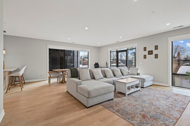 Photo - 6246 N Pulaski Rd