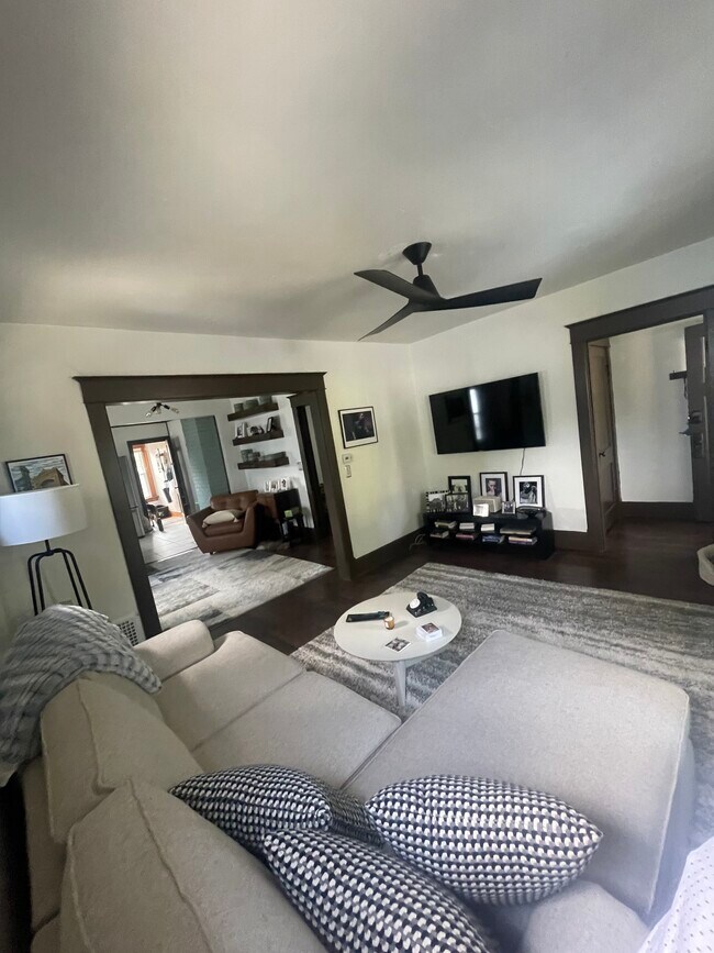 Sala de estar - 141 Parkwood Ave Unidad Apt 1