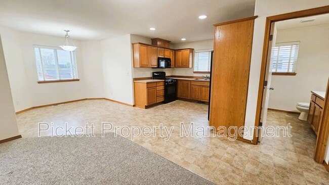 Photo - 7025 Stourbridge Pl NE