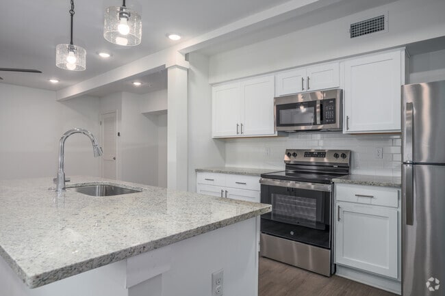 2BR, 2BA - 1,058SF - Kitchen