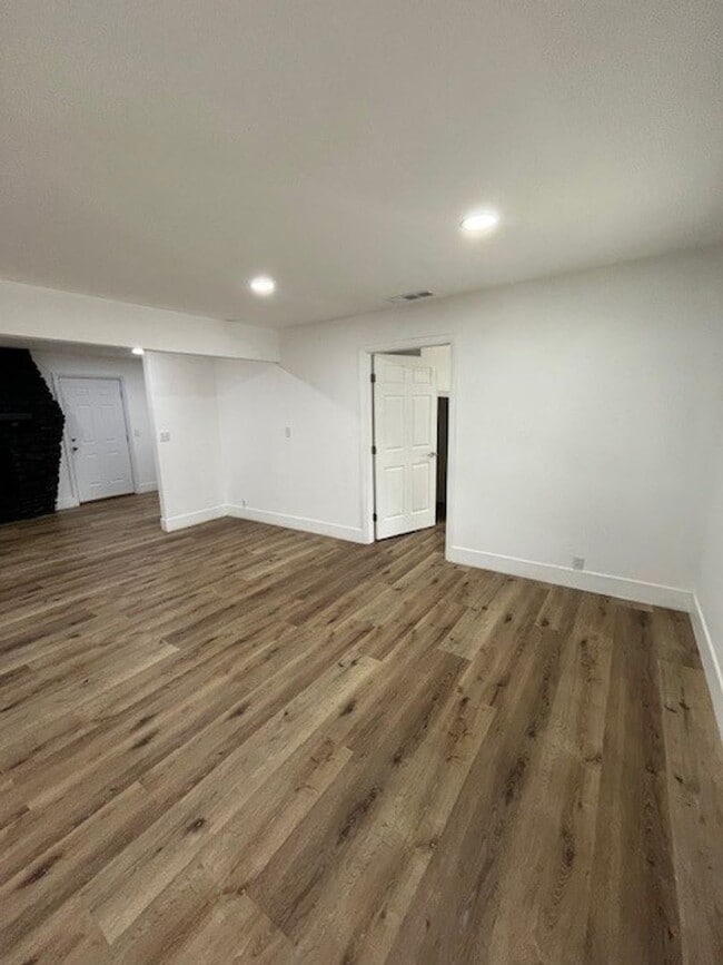 Photo - 916 N Mooney Blvd