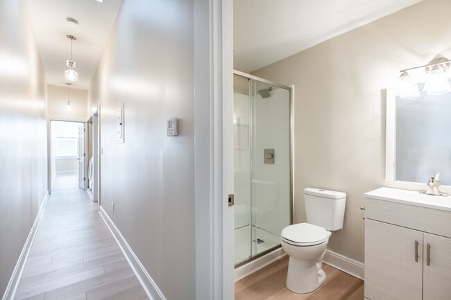 Baño/Pasillo - 2141 Freeman Ave Unidad A