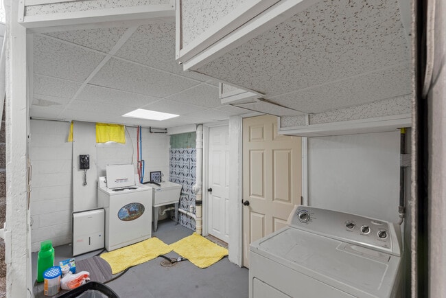 Laundry Room - 2515 E Crescent St