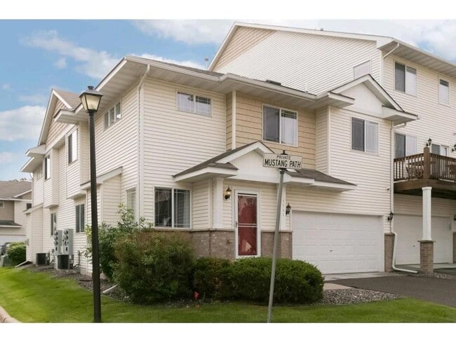 Building Photo - Spacious End-Unit Townhome in Savage — 3 B...