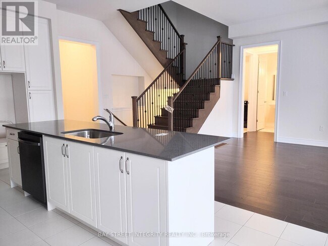 Photo - 44 Settlers Rd E