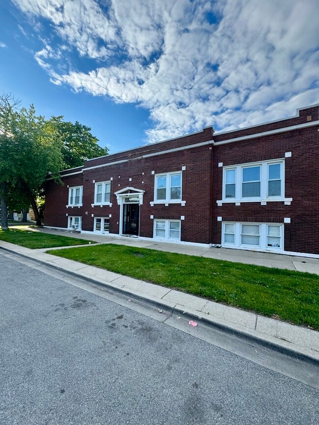 Photo - 2345 Cuyler Ave Unit 2R