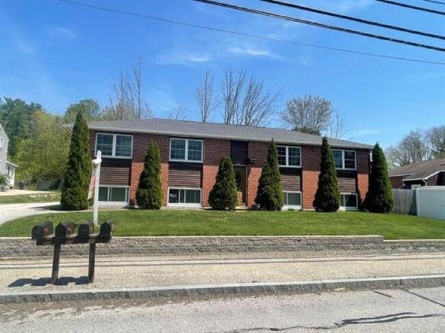 Building Photo - 945 Mammoth Rd Unit 1 S