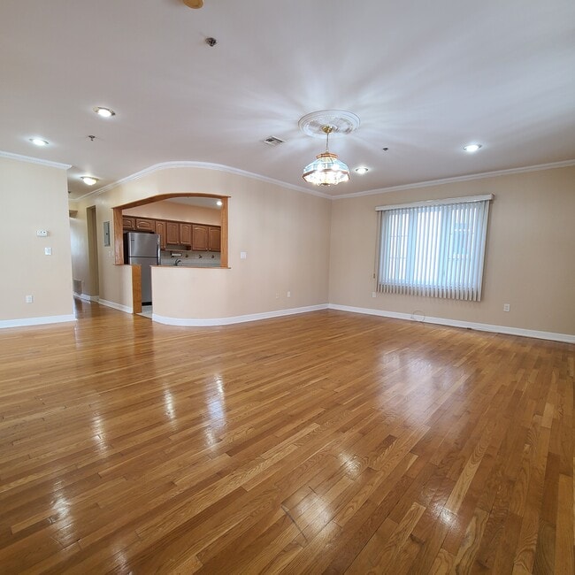 569 55th St Unit 1