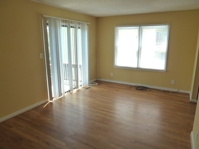 Photo - Large updated 4br 3.5ba duplex w/ parking ...