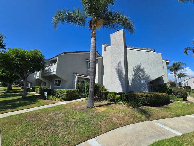 Building Photo - Beautiful Cherry Wood Comm: 3 Bedroom 3 Ba... Rental