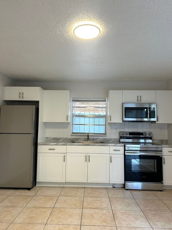 Building Photo - 485 NW 25th Ct Unit 1B