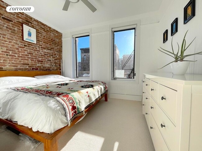 Building Photo - 613 E 6th St