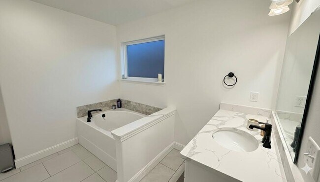 Photo - 5909 NW Hoover St