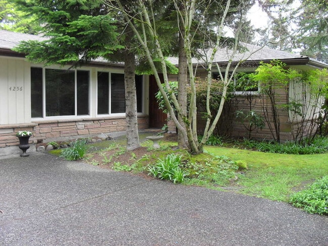 Building Photo - Beautifully Refinished 4BR 2BA Home on Lar...