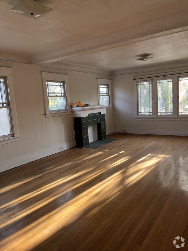 Building Photo - 616 S Louise St Unit 4 Rental