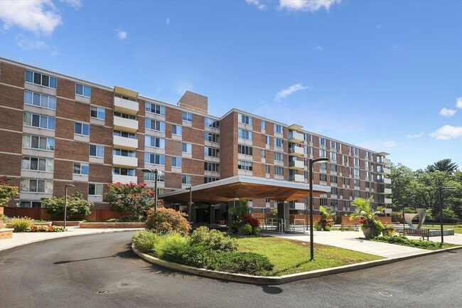 Building Photo - Great 2 Bedroom 2 Bath in Van Ness DC!