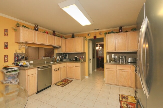 Building Photo - 7813 Kingshire Dr