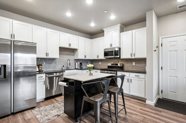 "Charming 2-Bed, 2-Bath Condo Retreat in Littleton - 870 Sq Ft of Cozy Elegance!"